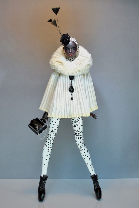 Clown Fashion Aesthetic, Mime Fashion, White Clown Outfit, Clown Halloween Outfit, Circus Aesthetic Outfit, Clown Couture, Circus Couture, Clown Fashion, Vintage Circus Costume