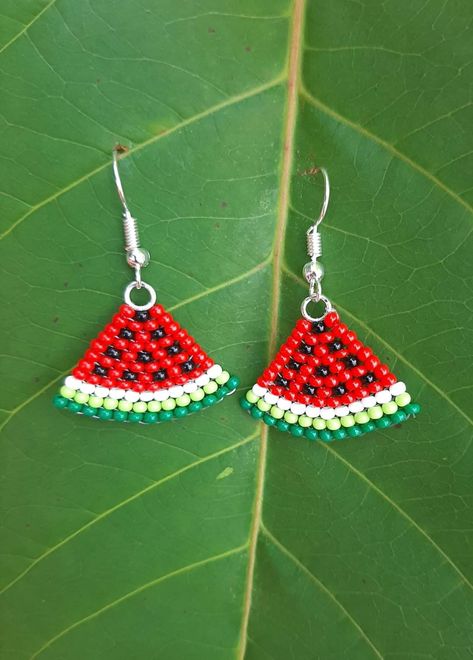 Beaded Watermelon Earrings, Watermelon Earrings, Anting Manik, Miyuki Beads Pattern, Diy Earrings Easy, Seed Bead Jewelry Patterns, Crochet Earrings Pattern, Beaded Earrings Diy, Beaded Necklace Diy