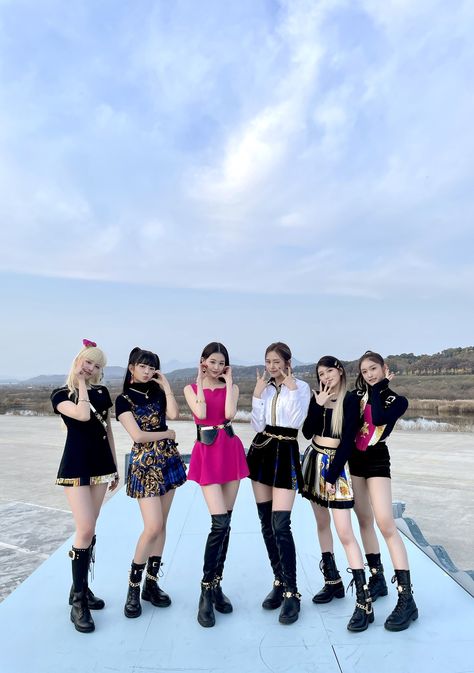 Group Photos, Starship Entertainment, Miu Miu Ballet Flats, Kpop Outfits, Kpop Fashion, Stage Outfits, Kpop Girl Groups, South Korean Girls, Kpop Girls