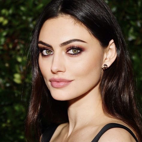 Phoebe Tonkin Edit, Pale Skin Dark Hair Makeup, White Skin Makeup, Black Hair White Skin, Makeup Brown Eyes, Dark Hair Pale Skin, Black Hair Pale Skin, Pale Skin Makeup, Fair Skin Makeup