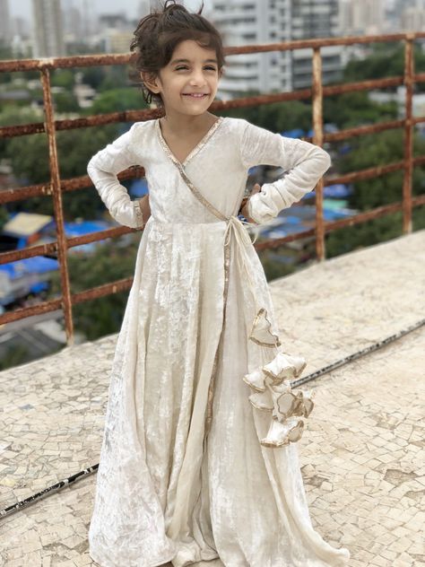 Kids Wedding Dresses Pakistani, White Velvet Gown, Cotton Dress Indian, Casual Bridal Dress, Eid Outfit Ideas, Capelet Dress, Kids Party Wear Dresses, Kids Ethnic Wear, Kids Dress Collection