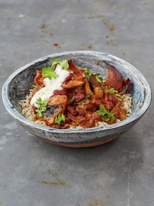 Jamie Oliver's veggie pilaf. Easy, healthy, fast, vegetarian. Finger-licking good. Rice & bean feijoada with sweet potato & kidney beans. Feijoada Recipe, Jamie Oliver Recipes, Tasty Vegetarian Recipes, Jamie Oliver, Kidney Beans, Stuffed Sweet Peppers, Meat Free, Vegetarian Dishes, Veggie Recipes