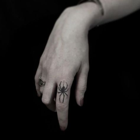 Hannah Tattoo, Black Tattoo Ideas, Knuckle Tattoo, Stick Poke Tattoo, Small Finger Tattoos, Knuckle Tattoos, Goth Tattoo, Art Design Ideas, Spider Tattoo