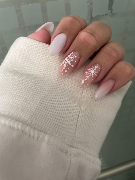 Xmas Minimalist Nails, Nails For Crismas 2024, Nails Xmas 2023, White Christmas Almond Nails, Milky Winter Nails, Milky Base Nails, Crismas Nails 2023, Simple Christmas Nails White, Cristmass Nails 2024