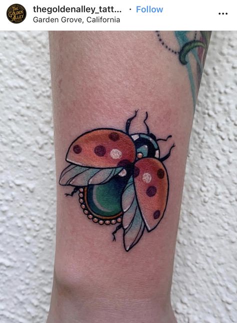 Cute Animals Tattoos, Traditional Bug Tattoo, New Tattoo Styles, Neo Traditional Art, Art Deco Tattoo, Animals Tattoos, Cute Animal Tattoos, Nouveau Tattoo, Lady Bug Tattoo