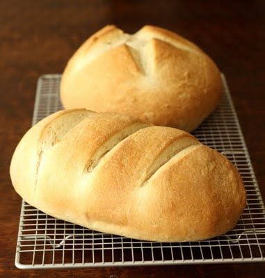 Simple one hour homemade bread "What I love about this bread is that you can be in and out of the kitchen in about an hour with two gorgeous loaves.  The bread itself is soft and moist with just a bit of chew.  It makes great sandwich bread (we ate our BLTs on it recently!), wonderful toast, and is just as good eaten on its own." Pizza Roll, Loaves Of Bread, Different Types Of Bread, Dessert Aux Fruits, Desserts Vegan, Types Of Bread, Frugal Meals, Pizza Bread, Bread Recipes Homemade