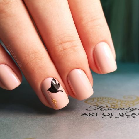 Dove On Nails, Nails With Birds, Bird Nail Designs, Beige Manicure, Birds Nail Art, Dubai Nails, Bird Nails, Bird Nail Art, Bird Drawing