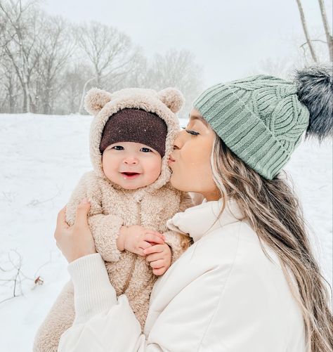 Snow Pictures With Baby, Snow Pictures Kids, Newborn Snow Pictures, Winter Toddler Photoshoot, Baby First Snow Pictures, Baby Snow Photoshoot, January Baby Photoshoot, Baby Snow Pictures, Winter Baby Photoshoot Ideas