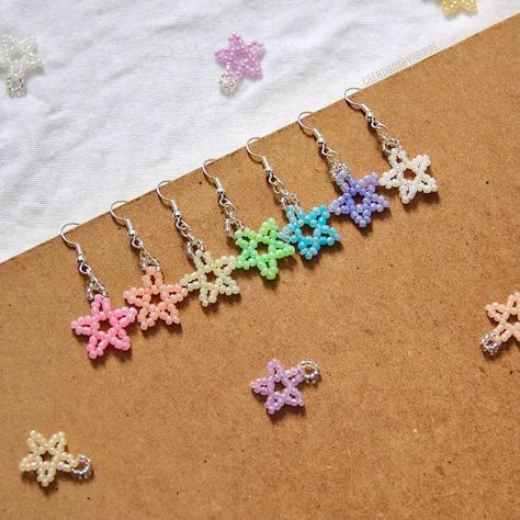 Seed Bead Star Tutorial, Beaded Star Earrings, Bead Ideas Crafts, Bead Earrings Ideas, Cute Beaded Earrings, Bead Star, Beaded Diy, Anting Manik, Beaded Star