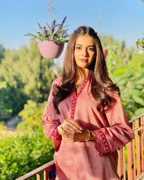 #zainabshabbir #girlsdps Zainab Shabir, Zainab Shabbir, Actress Photography, Pak Actress, Simple Kurta, Pakistani Actors, Simple Kurta Designs, Pakistani Actress, Kurta Designs