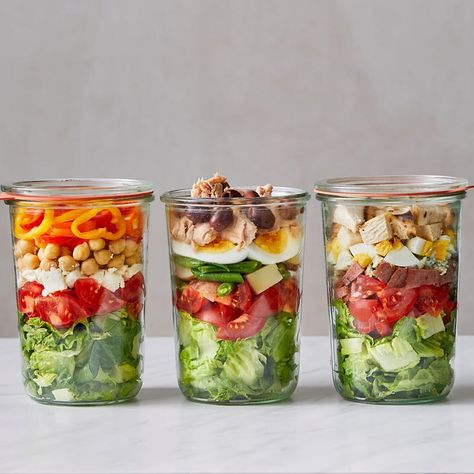 Jar Salads Mason, Mini Salads In A Cup, Salad In Jar, Salad Jars, Jar Salad, Mason Jar Salad Recipes, Tomato Relish, Nicoise Salad, Greek Salad Recipes