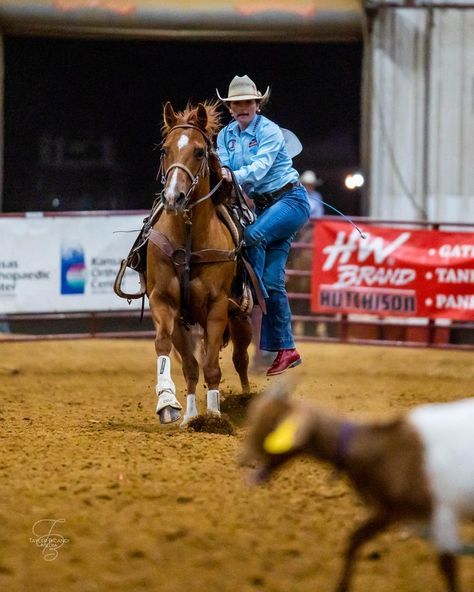 Kentucky High School Rodeo athlete Isabelle, riding AQHA American Quarter Horse, Envy. They are competiting in the goat tying event at the KYHSRA State Finals Rodeo in Greenville, Kentucky. Envy is wearing Iconoclast support boots and Isabelle is wearing an American Hat Company Hat and a Cinch Shirt. Rodeo. NHSRA. National High School Rodeo Association. Rodeo Photography. Equine Photographer. Tayler Bicandi Media. @tbicandimedia on Instagram & TikTok Goat Tying, High School Rodeo, Rodeo Photography, American Hat Company, Roping Horse, American Quarter Horse Association, American Hat, Annie Oakley, Equine Portraits