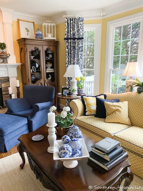 Southern Living Rooms, Salons Cottage, Traditional Home Decorating, Traditional Design Living Room, Blue And White Living Room, Traditional Interior Design, Country Living Room, Southern Hospitality, Home Decor Living Room