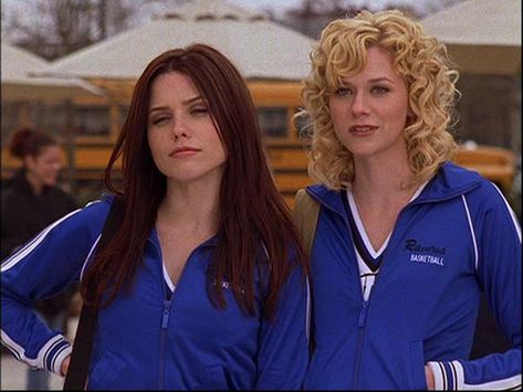 Brooke And Peyton, One Tree Hill Brooke, One Tree Hill Cast, 2000s Icons, Peyton Sawyer, Tv Show Couples, Brooke Davis, Dirty Dancing, Tree Hill