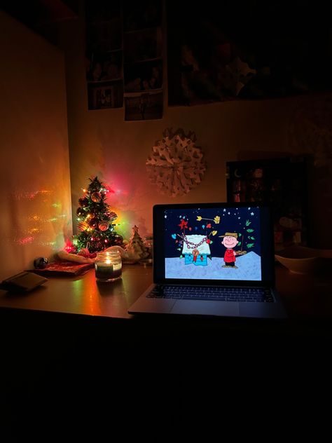 aesthetic christmas college university dorms charlie brown christmas vibes nyc new york city fit aesthetic christmas dorm decor Winter Dorm Decor, Christmas College Dorm, Christmas Decor Dorm, Christmas Dorm Decor, Dr Bedroom, Christmas Dorm Decorations, Dorm Christmas, Christmas Dorm, College Christmas