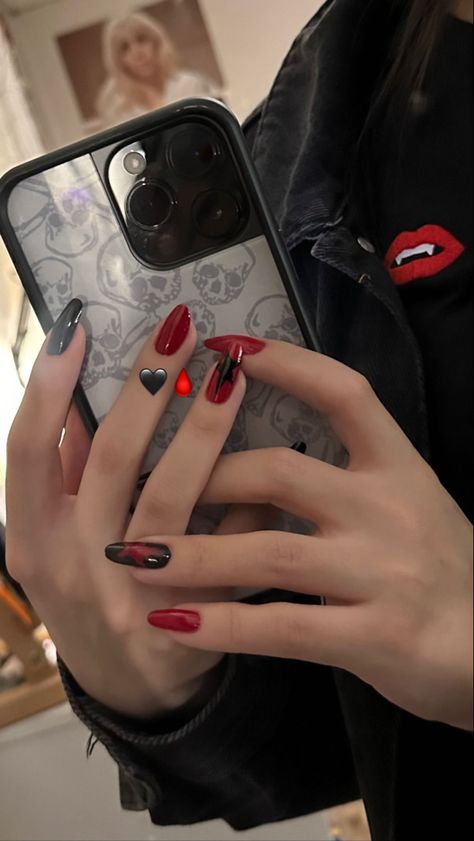 Red Black Star Nails, Red And Black Nail Ideas Simple, Black Red Heart Nails, Red And Black Nails Acrylic Short, Black And Red Short Nails Ideas, Red Nails Black Star, Black Red Nails Ideas, Red Alt Nails, Dark Red Nails With Stars