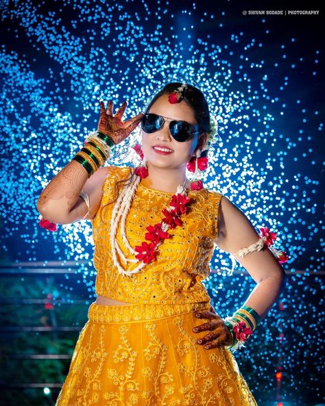 Haldi Photography Ideas, Funny Wedding Poses, Haldi Poses For Bride, Haldi Photoshoot, Haldi Ceremony Outfit, Bride Groom Poses, Indian Bride Photography Poses, Canon Eos R, Indian Wedding Poses