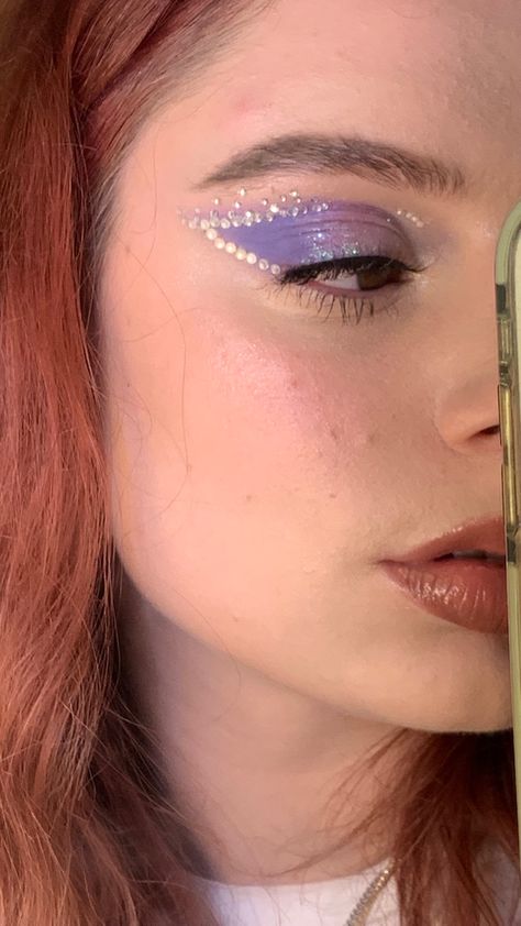 Taylor Swift Makeup, Purple Eyeshadow Looks, Purple Makeup Looks, Concert Makeup, Sparkly Makeup, Rhinestone Makeup, Cute Eyeshadow Looks, Purple Outfit, Purple Eye Makeup