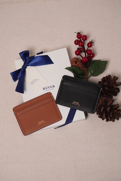 Give the gift of style this holiday season with our Personalised Christmas Gifts! 🎁 Discover why the Biggins Card Holder is the perfect choice for the minimalist in your life. Sleek, slim, and completely custom. Personalised Christmas Gifts, The Minimalist, Personalized Christmas Gifts, Personalized Christmas, Holiday Season, Card Holder, Christmas Gifts, Sleek, Christmas