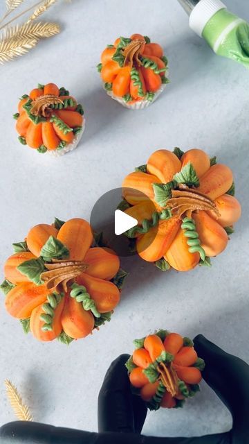 𝐀𝐧𝐠𝐞𝐥𝐚 𝐏𝐫𝐢𝐧𝐚 𝐁𝐥𝐢𝐬𝐬 on Instagram: "Don’t resist—it’s pumpkin time 🎃 
But really, anytime is pumpkin time when they’re made of buttercream 😋🤤

To recap, tips used are 2A, 22, 3, and 352 🧡🤎💚

#ButtercreamPumpkins #CupcakeTutorial #FallTreats #Halloweencupcakes #ButtercreamPiping #AmericanButtercream #PumpkinCupcakes #FallBaking" How To Decorate Muffins, Fall Cookie Decorating Ideas, Frosting Pumpkins, Pumpkin Baby Shower Cupcakes, Pumpkin Cupcakes Decoration, Halloween Decorated Cupcakes, Pumpkin Decorated Cupcakes, Fall Decorated Cupcakes, Fall Cupcake Ideas