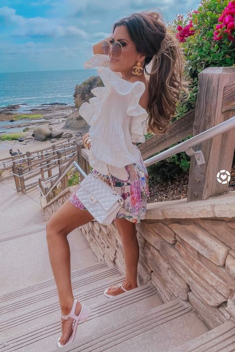 Zimmerman Shorts, Emily Gemma Outfits, Big Round Sunglasses, White Chanel Bag, Chic Beach Outfit, The Sweetest Thing Blog, Most Popular Outfits, Emily Gemma, Statement Shorts