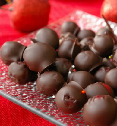 Chocolate Covered Cranberries = Quick. Easy. Delicious. Homemade Stocking Stuffers, Mini Sweets, Homemade Food Gifts, Chocolate Covered Cherries, Wisconsin State, Cranberry Recipes, Cookie Party, Melting Chocolate Chips, Homemade Candies