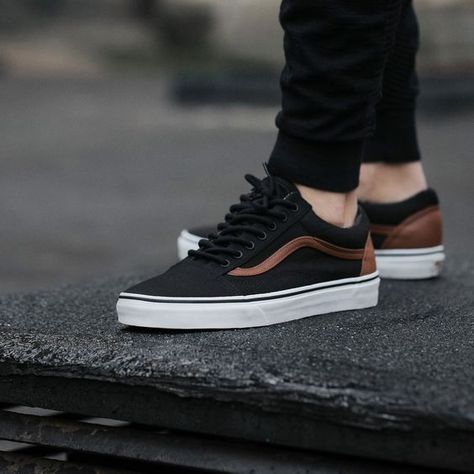 Vans Shoes Outfit, Mens Vans Shoes, Tenis Vans, Vans Outfit, Fresh Shoes, Hype Shoes, Skateboarder, Men Fashion Casual Outfits, Vans Sneakers