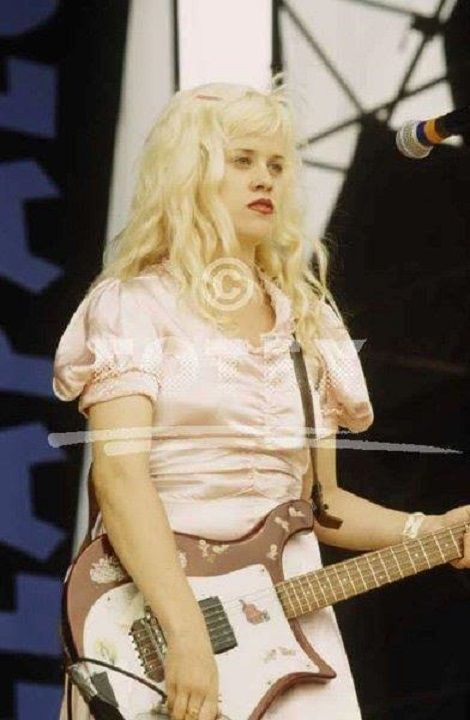 Kat Bjelland...Babes in Toyland Kat Bjelland, Feminist Punk, Riot Grrrl, Courtney Love, Women In Music, I'm With The Band, Grunge Girl, Grunge Hair, On Stage