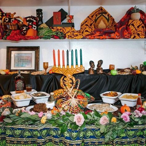 These are some Kwanzaa decor ideas on Instagram that will provide you with all the inspiration you need to create your own Kwanzaa display. Kwanzaa Decorations Table Settings, Kwanzaa Christmas Tree, Kwanzaa Table, Diy Kwanzaa Decorations, Kwanzaa Decor, Soulaan Culture, Kwanzaa Party, Kwanzaa Decorations, Kwanzaa Principles