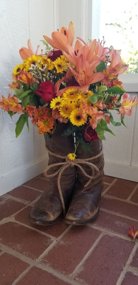 Western Christmas Decorations, Cowboy Boot Crafts, Western Centerpieces, Old Cowboy Boots, Western Style Decor, Yard Crafts, Cow Skull Decor, Live Flowers, Cowboy Crafts