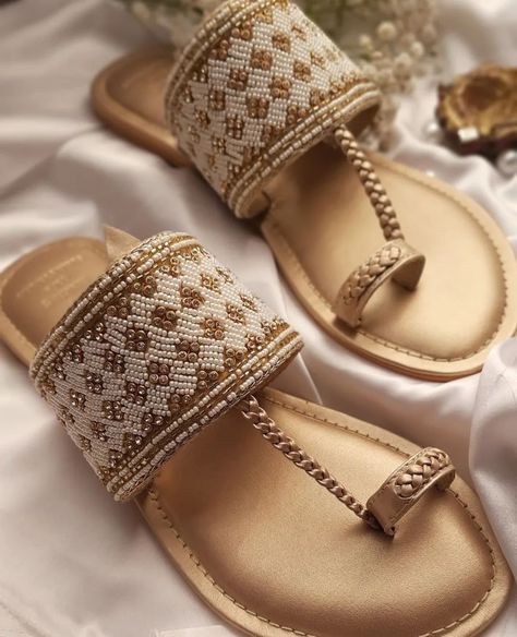 Women Flats Sandals, Kolapuri Chapal Women, Kolhapuri Heels, Indian Heels, Indian Jutti, Kolhapuri Chappals, Bridal Shoes Wedges, Bridal Flat Sandals, Indian Sandals