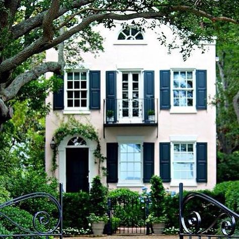 “Yes, please” Charleston Architecture, French Door Windows, Balkon Decor, Black Shutters, Southern Homes, Beautiful Houses, Pool Design, Pink Houses, Style At Home