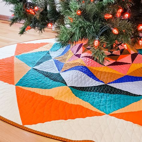 Hexagon Tree Skirt, Quilted Christmas Tree Skirt Pattern, Quilted Tree Skirt Pattern Free, Tree Skirt Sewing Pattern, Quilt Tree Skirt, Christmas Tree Skirt Quilt, Tree Skirt Diy, Modern Christmas Tree Skirts, Quilted Tree Skirt