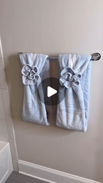 Towel Folding Ideas Bathroom, Towels On Towel Bar, Fold Towels For Display, Folding Bathroom Towels, Bathroom Towel Hanging Ideas, Hand Towel Display, Bath Towels Display, Bathroom With Bath, Towel Hanging Ideas