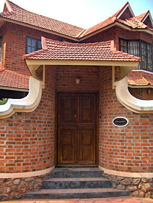 artnlight: A fusion home in Kerala  the traditional gate or 'padippura vathil' Kerala Gate Design, Kerala Traditional House, Farmhouse Style Exterior, Brick Porch, Luxury Exterior, Mussoorie, Kerala House Design, Kerala Houses, Brick Exterior House