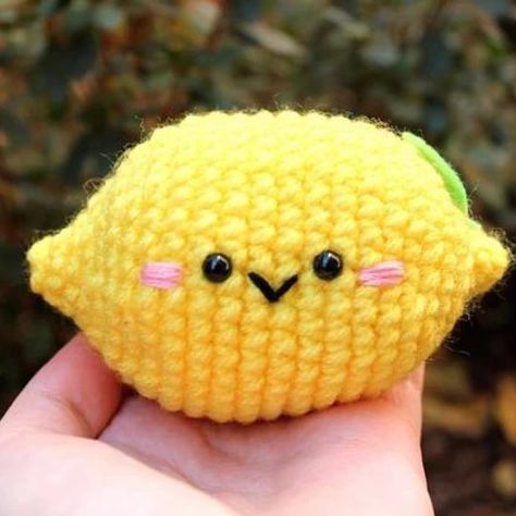 24 Free Crochet Lemon Patterns • RaffamusaDesigns Crochet Projects To Sell, Amigurumi Food, Confection Au Crochet, Crochet Fruit, Pola Amigurumi, Lemon Patterns, Food Patterns, Crochet Food, Kawaii Crochet