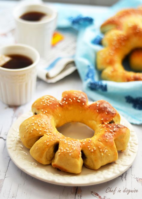 Filled Bread, Bread And Pastry, Date Bread, Bread Ring, Arabic Sweets Recipes, Lebanese Desserts, Arabic Desserts, Arabic Dessert, Middle Eastern Desserts