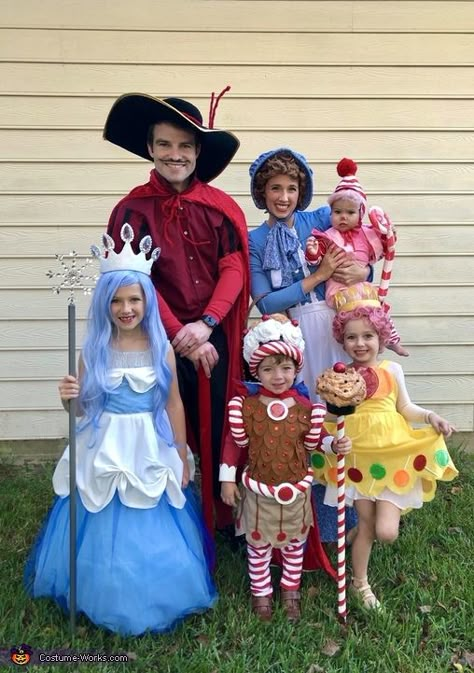 Homemade Costumes Women, Candyland Characters, Easy Homemade Costumes, Homemade Couples Costumes, Candy Land Costumes, Candy Halloween Costumes, Homemade Costumes For Kids, Characters Costumes, Candy Costumes