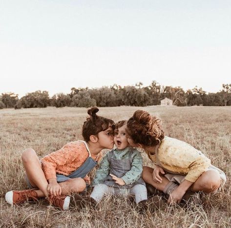 ☆P I N T E R E S T : @marleisoderquist☆ Sibling Photography Poses, Sibling Poses, Sibling Photography, Sibling Photos, Fall Photoshoot, Family Posing, Fall Pictures, Family Goals, 3 Kids