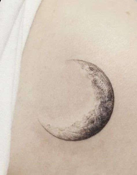 Moon Tattoo Realistic, Unique Moon Tattoo Ideas, Feminine Moon Tattoo, Realistic Moon Tattoo, Luna Tattoo, Petit Tattoo, Crescent Moon Tattoo, Moon Tattoo Designs, Small Hand Tattoos