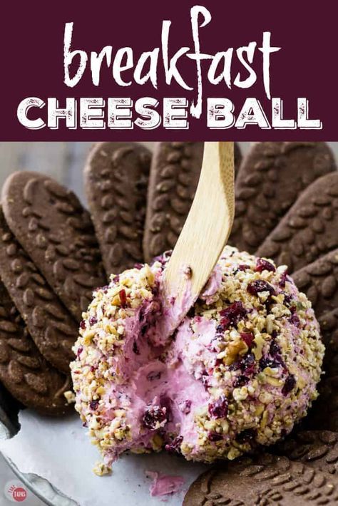 Blackberry Breakfast Cheese Ball with Granola Breakfast Dips Brunch, Tapas Breakfast, Blackberry Breakfast, Dessert Balls, Cheese Logs, Dessert Cheese Ball, Cheese Ball Recipes Easy, Cheese Ball Bites, Breakfast Cheese