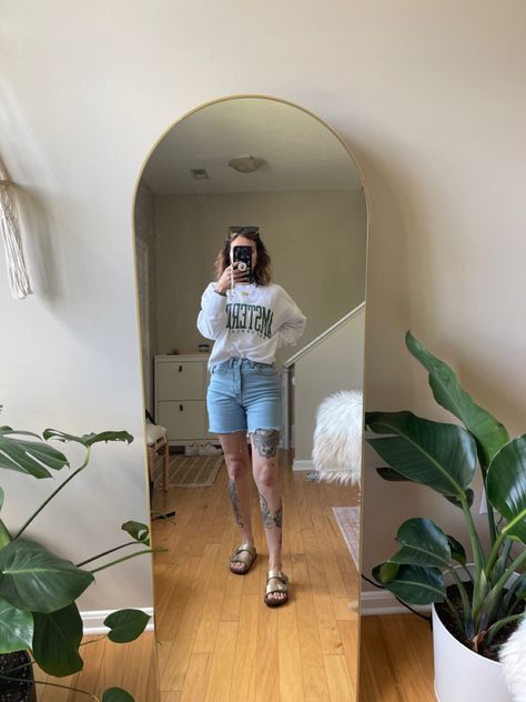 Abercrombie Dad Shorts, Dad Shorts Outfit Women, Dad Shorts Outfits, Abercrombie Sweatshirt, Birkenstock Slides, Abercrombie Shorts, 2023 Ideas, Dad Shorts, Ootd Women