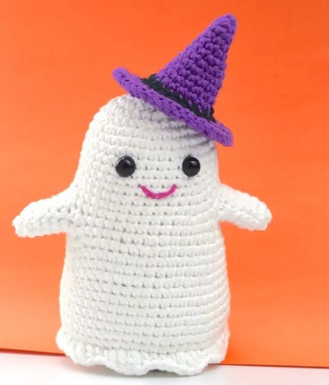 Cute Crochet Ghost Pattern Easy Halloween Crochet, Crochet Halloween Patterns Free, Crochet Halloween Decorations, Scrubbies Crochet Pattern, Crochet Ghost, Ghost Pattern, Fall Crochet Patterns, Crochet Animal Amigurumi, Soft Toy Patterns