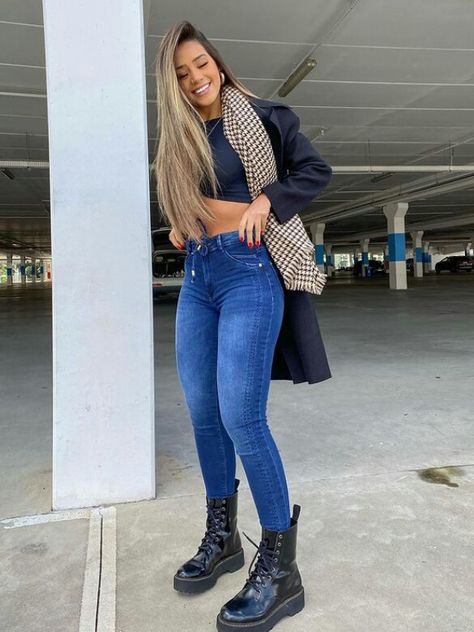 Combat Boot Outfits, White Shorts Outfit, Outfit Botas, Outfits Con Jeans, Blue Jean Outfits, Latina Fashion Outfits, Jeans Outfit Women, Outfit Mujer, Easy Trendy Outfits