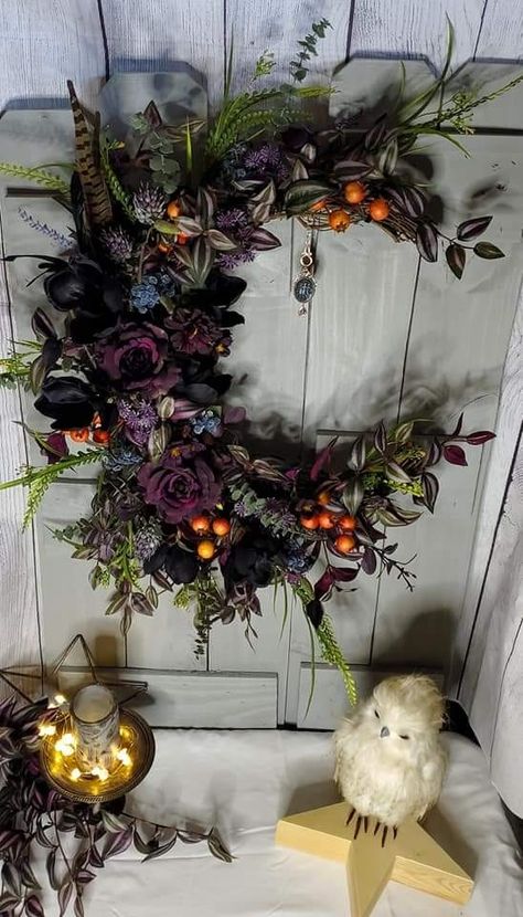 Dark Wreath Ideas, Gothic Wreath Diy, Witchy Wreaths For Front Door, Floral Halloween Decor, Gothic Fall Decor, Moody Wreath, Gravestone Wreath, Gothic Flower Arrangements, Goth Wreath