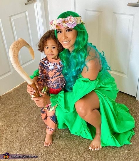 Moana And Te Fiti Costume, Family Moana Halloween Costumes, Moana And Maui Halloween Costumes, Te Fiti Costume Diy, Disney Family Halloween Costumes, Moana Family Costumes, Te Fiti Cosplay, Tefiti Costume Adult Diy, Tafiti Moana Diy Costume Women