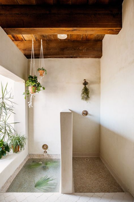 daglicht, hout, contact met de natuur, combinatie bad en douche Joshua Tree House, Interior Boho, Outdoor Bathroom, Garden Bathroom, Bad Inspiration, Desert Homes, Dream Bathrooms, Bathroom Designs, Dream Bathroom