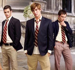 The uniforms for the boys of the private school will look similar like the uniforms in the drama "Gossip Girl". Nate Gossip Girl, Gossip Girl Nate, Gossip Girl Blair, Ed Westwick, Gossip Girl Outfits, Penn Badgley, Chace Crawford, Preppy Men, Chuck Bass