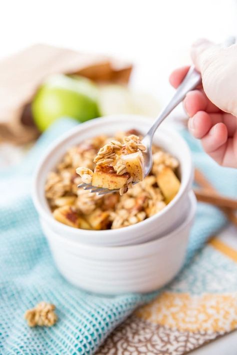 2-Minute Single Serving Apple Crumble - a super quick and healthy snack that tastes just like dessert! Edamame Pasta, Healthy Apple Crumble, Apple Crumble Recipe, Serving Ideas, Single Serving Recipes, Cooking Easy, Crumble Recipe, Happy Food, Homemade Drinks