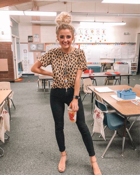 Teacher Appropriate Outfits, Teacher Work Outfit, Student Teaching Outfits, Casual Teacher Outfits, Casual Teacher Outfit, Teacher Attire, Teacher Outfits Elementary, Cute Teacher Outfits, Superenge Jeans